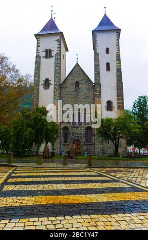 Fassade der Marienkirche am regnerischen Augusttag.diese im 12. Jahrhundert erbaute, romantische Kirche ist eines der ältesten erhaltenen Bauwerke Bergens. Stockfoto