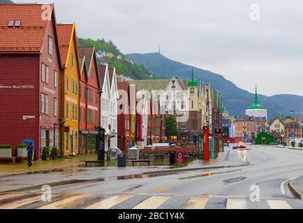 Blick auf Bryggen am sommerlichen Regentag, Bergen, Norwegen. EIN mittelalterlichen Wharf im historischen Hafenviertel, der für seine farbenfrohen, mit Holz verkleideten Bootshäuser bekannt ist. Stockfoto