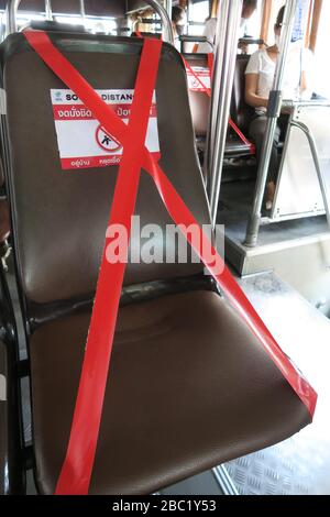Soziale Distanzierung Markierung einer Bangkok, Thailand Bus Nr. 168 Stockfoto