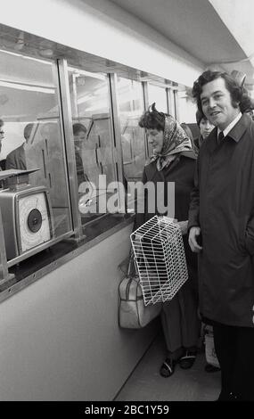 1970er Jahre, historisch, Menschen an einem Postschalter, mit Bildschirm, South London, England, Großbritannien. Stockfoto