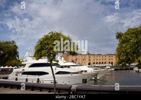 Blick auf Luxusyachten am Jachthafen "Marina Port Vell" in Barcelona. Es ist ein sonniger Sommertag. Stockfoto