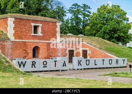 Wrota Kultury, ein Biergarten in den alten Mauern der Festung Zamosc, Polen. Juli 2017. Stockfoto