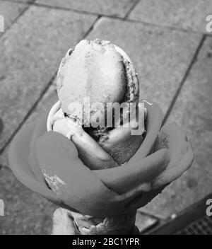 Köstliches hausgemachtes Eis mit Makronen Stockfoto