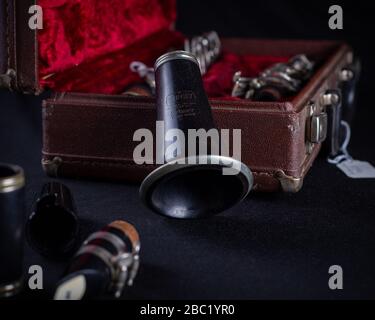 Vintage Bundy Wood Body Clarinet im Original Red Velvet-Lined Hard Case Bell nah oben auf dunklem Hintergrund Stockfoto