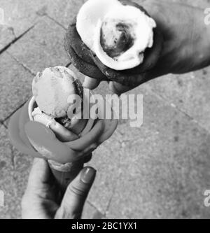 Köstliches hausgemachtes Eis mit Makronen Stockfoto