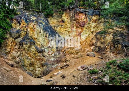 Granit-Felsen an bunten Lakelets (Kolorowe Jeziorka), ehemaliges Pyrit-Bergbaugebiet in Rudawy-Janowickie-Gebirge, Niedermösien, Polen Stockfoto