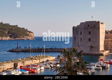 Dubrovnik, Kroatien - 19. April 2019: Das Fort St. Ivana ist ein Fort aus dem 16. Jahrhundert am Ende des alten Hafens, in dem sich heute das Meeresmuseum und ein Aquari befinden Stockfoto