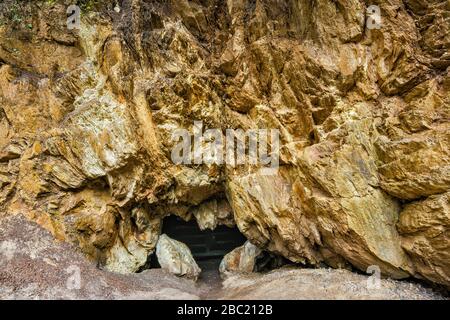 Adit, Minenzugang an bunten Lakelets (Kolorowe Jeziorka), ehemaliges Pyrit-Bergbaugebiet im Rudawy-Janowickie-Gebirge, Niedermösien, Polen Stockfoto