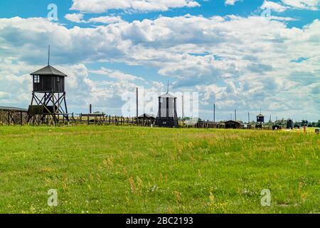 Zaun und Wachtürme rund um das Nazi-Konzentrationslager Majdanek, das jetzt als Gedenkstätte geöffnet ist. Lublin, Polen. Juni 2017. Stockfoto