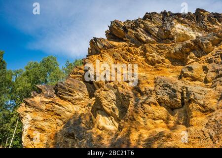 Granit-Felsen an bunten Lakelets (Kolorowe Jeziorka), ehemaliges Pyrit-Bergbaugebiet in Rudawy-Janowickie-Gebirge, Niedermösien, Polen Stockfoto