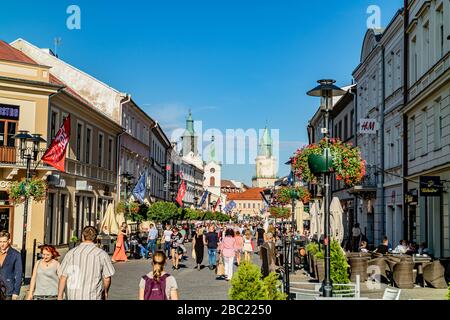 Eine belebte Straße im Stadtzentrum von Lublin, Polen. Juni 2017. Stockfoto