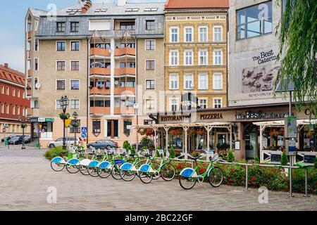 Szczecin, Polen, Juni 2018 Restaurants und Geschäfte auf dem Platz Orla Bialego im Altstadtteil von Stettin. City-Bikes in Folge einsatzbereit Stockfoto