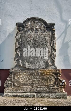 Grabstein mit deutschen Sprachinschriften in gotischer Schrift, 18. Jahrhundert, Mariä-Himmelfahrt-Kirche im Dorf Janowice Großkie, Niedermösien, Polen Stockfoto