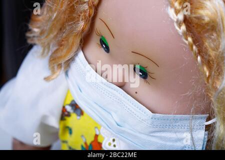 Puppe in einem Verband gegen ein Coronavirus. Großer Plan Stockfoto