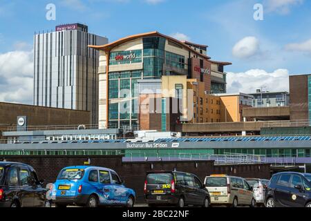 Blick auf das Stadtzentrum von Glasgow über einen Taxistand am Busbahnhof Buchanan zu den Gebäuden von Cineworld und Premier Inn, Schottland, Großbritannien Stockfoto