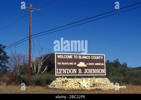 Willkommensschild, das Blanco County Texas LBJ Country in Hill Country Texas USA Road Trip eingibt. 1995 Stockfoto