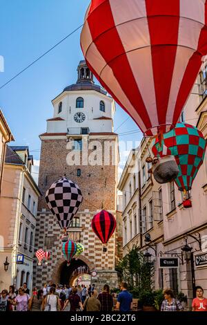 Miniatur-Heißluftballons schmücken die Straßen am Brama Krakowska, dem Krakauer Tor, zum 700. Jubiläum von Lublin. Lublin, Polen. Juni 2017. Stockfoto