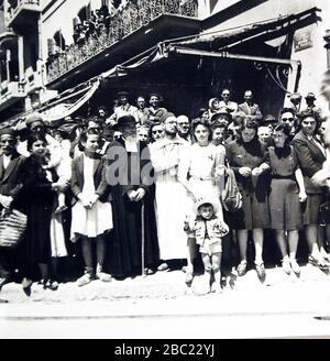 Dankbare Bürger begrüßen die alliierten Truppen, die im Mai 1943 in Tunis, Tunesien, einmarschieren (26973966164). Stockfoto