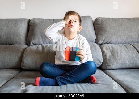 Aufgeregter Junge, der zu Hause Videospiele spielt Stockfoto