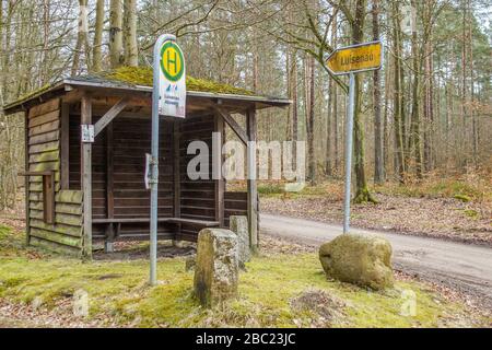 Poratz, Brandenburg, Deutschland - 11. märz 2018: Bushaltestelle Luisenau bei Porats, Uckermark Stockfoto