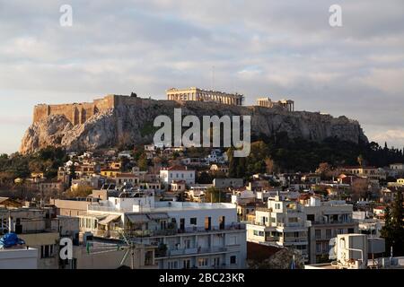 Blick über die Dächer der Stadt zur Akropolis in Athen, Griechenland. Der Parthenon und die Akropolis. Stockfoto