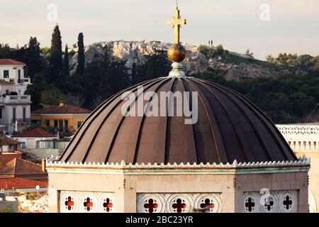 Kuppel der Athener Metropolitankathedrale in Athen, Griechenland. Ein Kruzifix steht an der Spitze der Kuppel des Gotteshauses aus dem 19. Jahrhundert. Stockfoto