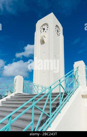 Uhrturm auf Klasse 11 aufgeführten Art déco-Bushaltestelle in Seaton Carew in der Nähe von Hartlepool. Großbritannien Stockfoto