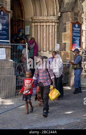 Hunderte Flüchtlinge werden aus der Central Methodist Kirche entfernt. Kapstadt, am 2. April 2020. Die Flüchtlinge weigerten sich bislang wegen der Angst vor fremdenfeindlicher Gewalt, die Ausreise in die Kirche auf dem Green Market Square in Kapstadt zu verlassen. Kapstadt, Südafrika. Die SA-Menschenrechtskommission sagte, dass die Flüchtlinge aus der Kirche aufgrund gesundheitlicher Bedenken inmitten der landesweiten Coronavirus-Sperrstelle von South Africas verlegt wurden. Die Gruppe von rund 600 Menschen weigerte sich trotz des neu eingeführten Versammlungsverbots von mehr als 100 Menschen, die Kirche zu verlassen. Sie wurden in eine neue Anlage in Belville 25 Kilometre verlegt Stockfoto