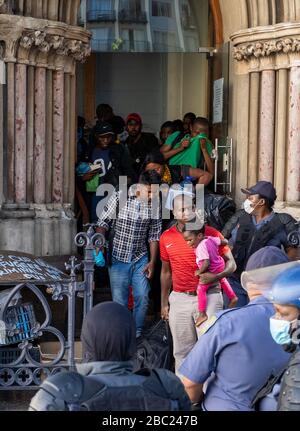 Hunderte Flüchtlinge werden aus der Central Methodist Kirche entfernt. Kapstadt, am 2. April 2020. Die Flüchtlinge weigerten sich bislang wegen der Angst vor fremdenfeindlicher Gewalt, die Ausreise in die Kirche auf dem Green Market Square in Kapstadt zu verlassen. Kapstadt, Südafrika. Die SA-Menschenrechtskommission sagte, dass die Flüchtlinge aus der Kirche aufgrund gesundheitlicher Bedenken inmitten der landesweiten Coronavirus-Sperrstelle von South Africas verlegt wurden. Die Gruppe von rund 600 Menschen weigerte sich trotz des neu eingeführten Versammlungsverbots von mehr als 100 Menschen, die Kirche zu verlassen. Sie wurden in eine neue Anlage in Belville 25 Kilometre verlegt Stockfoto