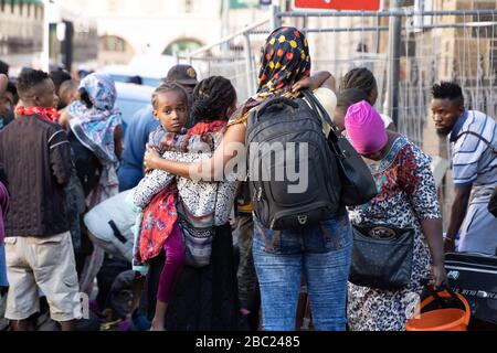 Hunderte Flüchtlinge werden aus der Central Methodist Kirche entfernt. Kapstadt, am 2. April 2020. Die Flüchtlinge weigerten sich bislang wegen der Angst vor fremdenfeindlicher Gewalt, die Ausreise in die Kirche auf dem Green Market Square in Kapstadt zu verlassen. Kapstadt, Südafrika. Die SA-Menschenrechtskommission sagte, dass die Flüchtlinge aus der Kirche aufgrund gesundheitlicher Bedenken inmitten der landesweiten Coronavirus-Sperrstelle von South Africas verlegt wurden. Die Gruppe von rund 600 Menschen weigerte sich trotz des neu eingeführten Versammlungsverbots von mehr als 100 Menschen, die Kirche zu verlassen. Sie wurden in eine neue Anlage in Belville 25 Kilometre verlegt Stockfoto