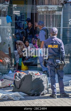 Hunderte Flüchtlinge werden aus der Central Methodist Kirche entfernt. Kapstadt, am 2. April 2020. Die Flüchtlinge weigerten sich bislang wegen der Angst vor fremdenfeindlicher Gewalt, die Ausreise in die Kirche auf dem Green Market Square in Kapstadt zu verlassen. Kapstadt, Südafrika. Die SA-Menschenrechtskommission sagte, dass die Flüchtlinge aus der Kirche aufgrund gesundheitlicher Bedenken inmitten der landesweiten Coronavirus-Sperrstelle von South Africas verlegt wurden. Die Gruppe von rund 600 Menschen weigerte sich trotz des neu eingeführten Versammlungsverbots von mehr als 100 Menschen, die Kirche zu verlassen. Sie wurden in eine neue Anlage in Belville 25 Kilometre verlegt Stockfoto