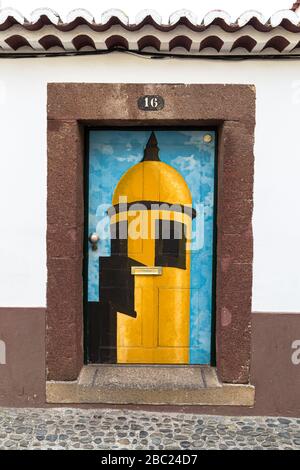 Portugal, Funchal - 22. Juli 2018: Tür in einem alten Haus in Madeira, Portugal. Stockfoto