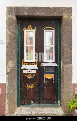 Portugal, Funchal - 22. Juli 2018: Tür in einem alten Haus in Madeira, Portugal. Stockfoto