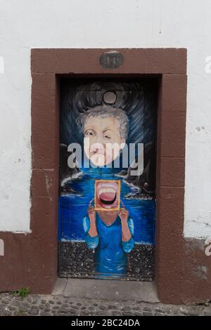 Portugal, Funchal - 22. Juli 2018: Tür in einem alten Haus in Madeira, Portugal. Stockfoto