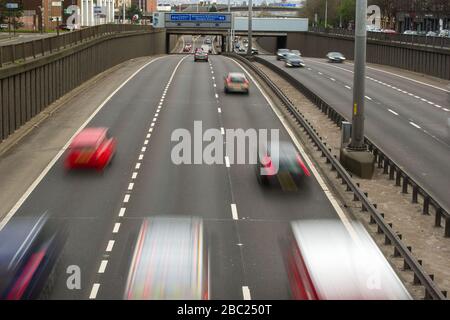 Abgebildet: Glasgow, Großbritannien. April 2020. Abbildung: Die Autobahn M8 ist während der Covid19-Sperrung ein Geschäft als normal. Seit die Regierung eine große Sperrstelle im Vereinigten Königreich verhängt hat, sind die Straßen und Straßen in den letzten Wochen wie eine Geisterstadt, doch heute sind die Straßen stärker angetan, was für die Sperrzeit zu erwarten wäre. Kredit: Colin Fisher/Alamy Live News Stockfoto