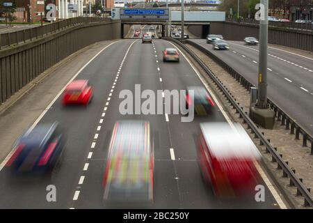 Abgebildet: Glasgow, Großbritannien. April 2020. Abbildung: Die Autobahn M8 ist während der Covid19-Sperrung ein Geschäft als normal. Seit die Regierung eine große Sperrstelle im Vereinigten Königreich verhängt hat, sind die Straßen und Straßen in den letzten Wochen wie eine Geisterstadt, doch heute sind die Straßen stärker angetan, was für die Sperrzeit zu erwarten wäre. Kredit: Colin Fisher/Alamy Live News Stockfoto