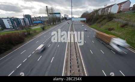 Abgebildet: Glasgow, Großbritannien. April 2020. Abbildung: Die Autobahn M8 ist während der Covid19-Sperrung ein Geschäft als normal. Seit die Regierung eine große Sperrstelle im Vereinigten Königreich verhängt hat, sind die Straßen und Straßen in den letzten Wochen wie eine Geisterstadt, doch heute sind die Straßen stärker angetan, was für die Sperrzeit zu erwarten wäre. Kredit: Colin Fisher/Alamy Live News Stockfoto