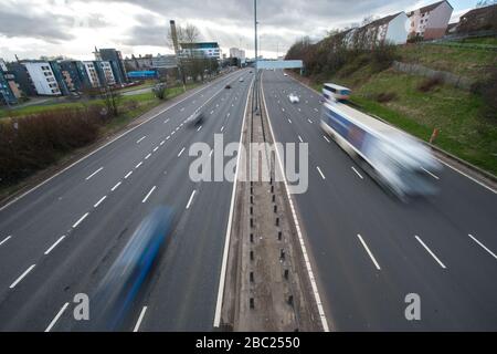 Abgebildet: Glasgow, Großbritannien. April 2020. Abbildung: Die Autobahn M8 ist während der Covid19-Sperrung ein Geschäft als normal. Seit die Regierung eine große Sperrstelle im Vereinigten Königreich verhängt hat, sind die Straßen und Straßen in den letzten Wochen wie eine Geisterstadt, doch heute sind die Straßen stärker angetan, was für die Sperrzeit zu erwarten wäre. Kredit: Colin Fisher/Alamy Live News Stockfoto