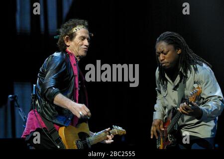 Keith Richards und Darryl Jones von den Rolling Stones traten im 1st Union Center, Philadelphia, PA auf. 20. September 2002 Kredit: Scott Weiner/MediaPunch Stockfoto