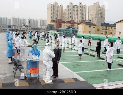 1. April 2020 - Uijeongbu, Südkorea: Südkoreanische Mitglieder des medizinischen Personals erhalten am 1. April 2020 Tests für das COVID-19-Screening-Center, auf dem der Krankenhausparkplatz am Uijeongbu St. Mary's Hospital in der Provinz Gyeonggi eingerichtet wurde. Am Donnerstag sind mehr als 29 Menschen, die mit dem Krankenhaus in Verbindung stehen, in drei Tagen mit dem Virus zusammengekommen. (Foto von Lee Young-ho/Sipa USA) Stockfoto