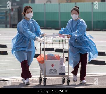 1. April 2020 - Uijeongbu, Südkorea: Südkoreanische Mitglieder des medizinischen Personals erhalten am 1. April 2020 Tests für das COVID-19-Screening-Center, auf dem der Krankenhausparkplatz am Uijeongbu St. Mary's Hospital in der Provinz Gyeonggi eingerichtet wurde. Am Donnerstag sind mehr als 29 Menschen, die mit dem Krankenhaus in Verbindung stehen, in drei Tagen mit dem Virus zusammengekommen. (Foto von Lee Young-ho/Sipa USA) Stockfoto