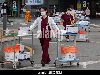 1. April 2020 - Uijeongbu, Südkorea: Südkoreanische Mitglieder des medizinischen Personals erhalten am 1. April 2020 Tests für das COVID-19-Screening-Center, auf dem der Krankenhausparkplatz am Uijeongbu St. Mary's Hospital in der Provinz Gyeonggi eingerichtet wurde. Am Donnerstag sind mehr als 29 Menschen, die mit dem Krankenhaus in Verbindung stehen, in drei Tagen mit dem Virus zusammengekommen. (Foto von Lee Young-ho/Sipa USA) Stockfoto