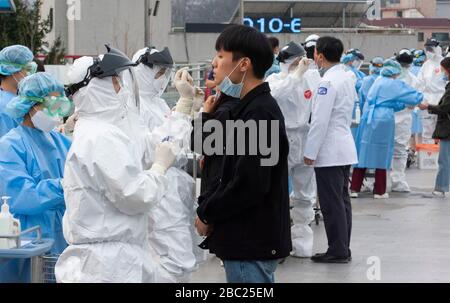 1. April 2020 - Uijeongbu, Südkorea: Südkoreanische Mitglieder des medizinischen Personals erhalten am 1. April 2020 Tests für das COVID-19-Screening-Center, auf dem der Krankenhausparkplatz am Uijeongbu St. Mary's Hospital in der Provinz Gyeonggi eingerichtet wurde. Am Donnerstag sind mehr als 29 Menschen, die mit dem Krankenhaus in Verbindung stehen, in drei Tagen mit dem Virus zusammengekommen. (Foto von Lee Young-ho/Sipa USA) Stockfoto