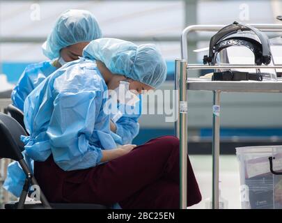 1. April 2020 - Uijeongbu, Südkorea: Südkoreanische Mitglieder des medizinischen Personals erhalten am 1. April 2020 Tests für das COVID-19-Screening-Center, auf dem der Krankenhausparkplatz am Uijeongbu St. Mary's Hospital in der Provinz Gyeonggi eingerichtet wurde. Am Donnerstag sind mehr als 29 Menschen, die mit dem Krankenhaus in Verbindung stehen, in drei Tagen mit dem Virus zusammengekommen. (Foto von Lee Young-ho/Sipa USA) Stockfoto