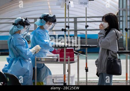 1. April 2020 - Uijeongbu, Südkorea: Südkoreanische Mitglieder des medizinischen Personals erhalten am 1. April 2020 Tests für das COVID-19-Screening-Center, auf dem der Krankenhausparkplatz am Uijeongbu St. Mary's Hospital in der Provinz Gyeonggi eingerichtet wurde. Am Donnerstag sind mehr als 29 Menschen, die mit dem Krankenhaus in Verbindung stehen, in drei Tagen mit dem Virus zusammengekommen. (Foto von Lee Young-ho/Sipa USA) Stockfoto