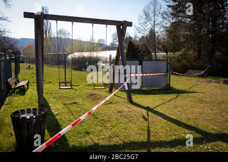 Spielgeräte sind in Potzbach durch Corona-Virus (COVID19) abgekommen. Stockfoto