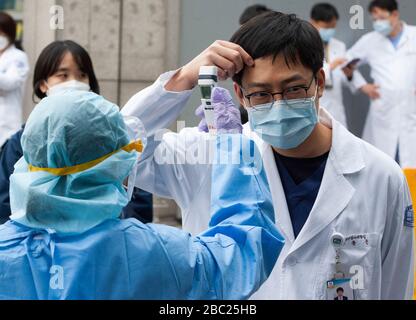 Uijeongbu, Südkorea. April 2020. Die südkoreanischen Mitglieder des medizinischen Personals erhalten am 1. April 2020 Tests für das Kontrollzentrum COVID-19, auf dem der Krankenhausparkplatz am Uijeongbu St. Mary's Hospital in der Provinz Gyeonggi eingerichtet wurde. Am Donnerstag sind mehr als 29 Menschen, die mit dem Krankenhaus in Verbindung stehen, in drei Tagen mit dem Virus zusammengekommen. (Foto von Lee Young-ho/Sipa USA) Credit: SIPA USA/Alamy Live News Stockfoto