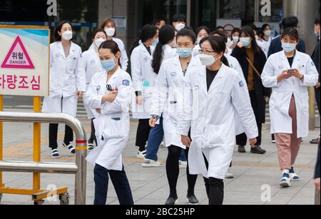 Uijeongbu, Südkorea. April 2020. Die südkoreanischen Mitglieder des medizinischen Personals erhalten am 1. April 2020 Tests für das Kontrollzentrum COVID-19, auf dem der Krankenhausparkplatz am Uijeongbu St. Mary's Hospital in der Provinz Gyeonggi eingerichtet wurde. Am Donnerstag sind mehr als 29 Menschen, die mit dem Krankenhaus in Verbindung stehen, in drei Tagen mit dem Virus zusammengekommen. (Foto von Lee Young-ho/Sipa USA) Credit: SIPA USA/Alamy Live News Stockfoto