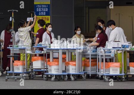 Uijeongbu, Südkorea. April 2020. Die südkoreanischen Mitglieder des medizinischen Personals erhalten am 1. April 2020 Tests für das Kontrollzentrum COVID-19, auf dem der Krankenhausparkplatz am Uijeongbu St. Mary's Hospital in der Provinz Gyeonggi eingerichtet wurde. Am Donnerstag sind mehr als 29 Menschen, die mit dem Krankenhaus in Verbindung stehen, in drei Tagen mit dem Virus zusammengekommen. (Foto von Lee Young-ho/Sipa USA) Credit: SIPA USA/Alamy Live News Stockfoto