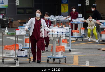 Uijeongbu, Südkorea. April 2020. Die südkoreanischen Mitglieder des medizinischen Personals erhalten am 1. April 2020 Tests für das Kontrollzentrum COVID-19, auf dem der Krankenhausparkplatz am Uijeongbu St. Mary's Hospital in der Provinz Gyeonggi eingerichtet wurde. Am Donnerstag sind mehr als 29 Menschen, die mit dem Krankenhaus in Verbindung stehen, in drei Tagen mit dem Virus zusammengekommen. (Foto von Lee Young-ho/Sipa USA) Credit: SIPA USA/Alamy Live News Stockfoto